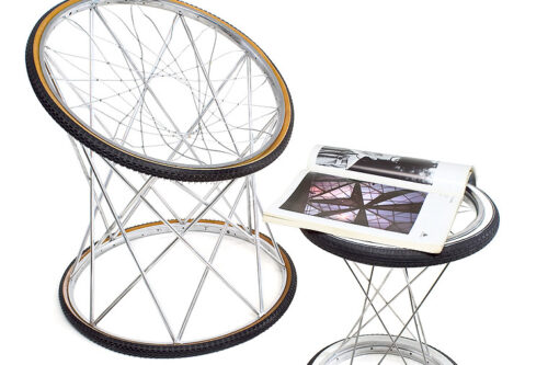 Ein Sessel und ein Tisch aus Fahrradreifen und Speichen