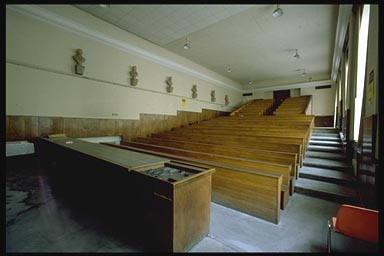 Sitzbänke im alten Hörsaal 7