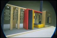 Eine installation mit sitzplätzen und Tafeln, die an einer überkonstruktion hängen