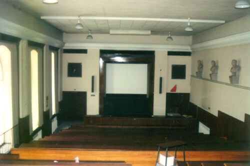 Projektor und Tafel im alten Hörsaal 7