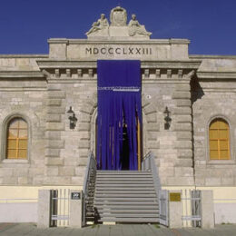 Eingang des Ausstellungsgebäudes