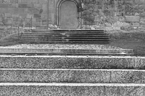 Schwarz-Weiß Bild von Stufen und einer Tür
