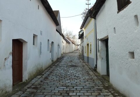 eine Straße zwischen zwei alten Gebäuden