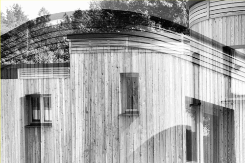 schwarz weiß Bild eines Hauses mit Holzfassade